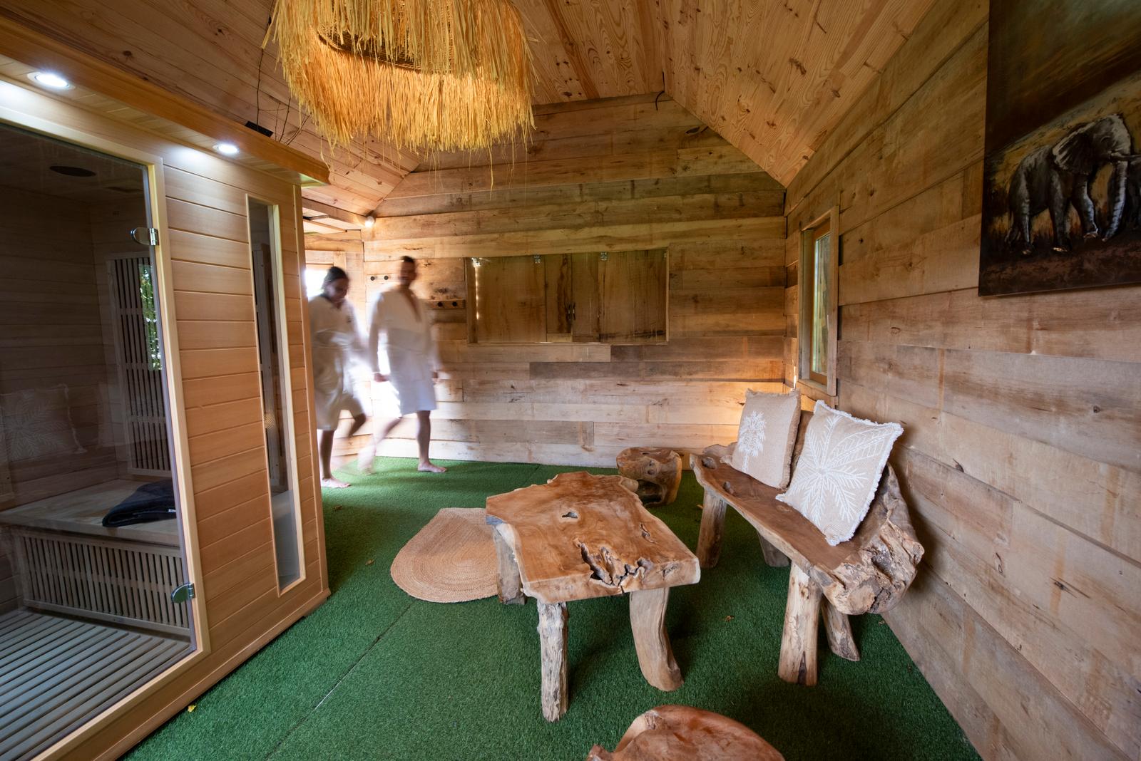 Dompierre-sur-Helpe : couple au sauna de la cabane des charmilles 02