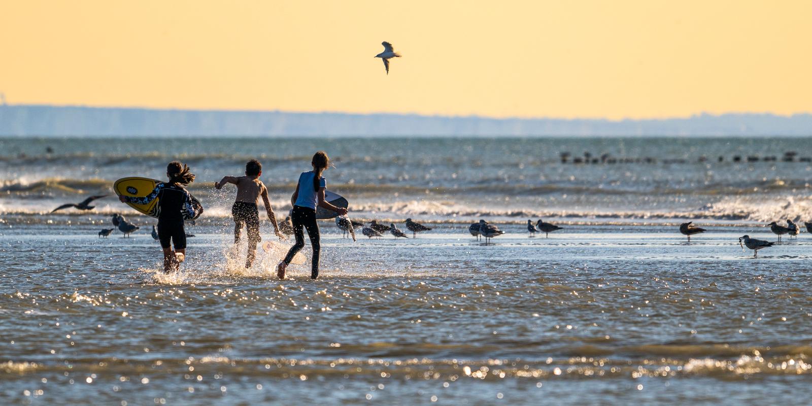 Quend-Plage : enfants courant dans l'eau avec un bodyboard