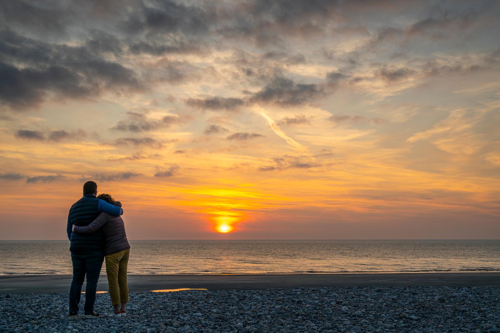 Cayeux-sur-Mer : couple sur la plage au soleil couchant
