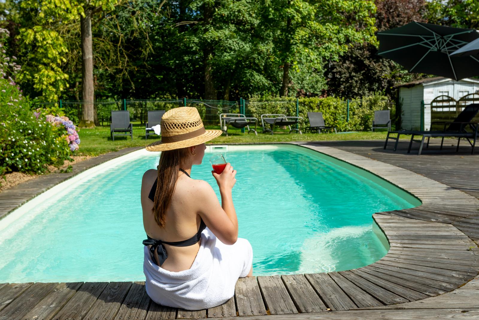 Omiécourt - Château d'Omiécourt : femme à la piscine extérieure 01