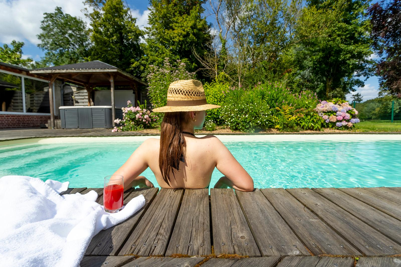 Omiécourt - Château d'Omiécourt : femme à la piscine extérieure 03