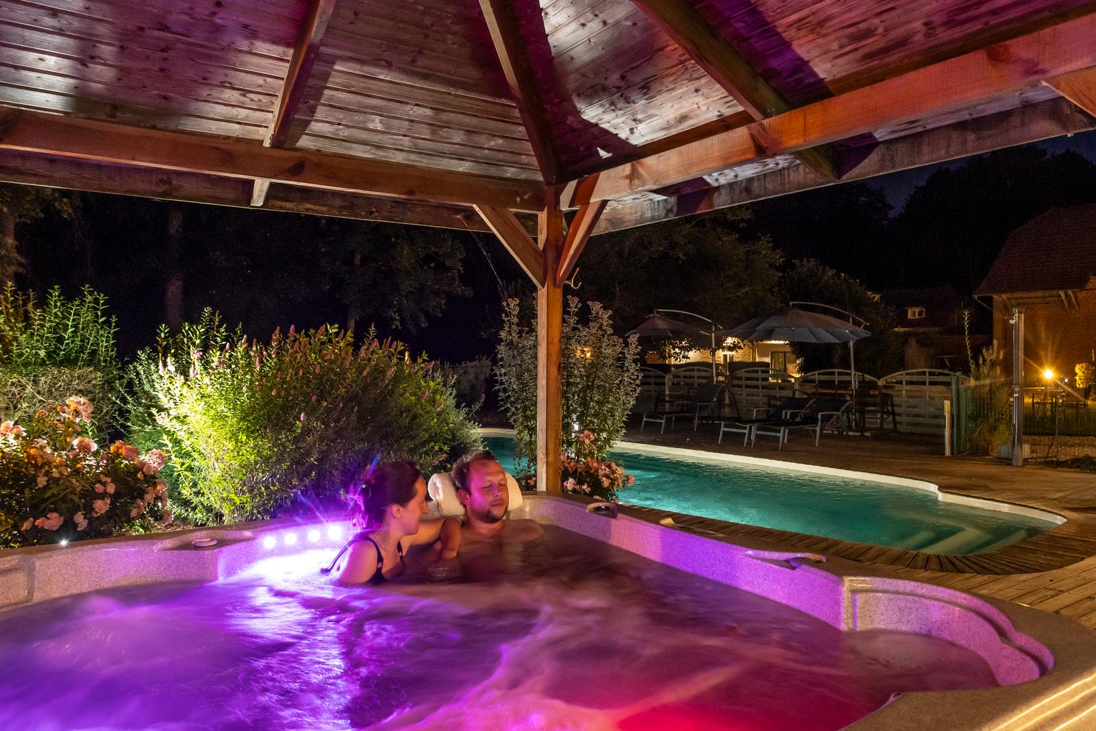 Omiécourt - Château d'Omiécourt : couple dans le spa 01