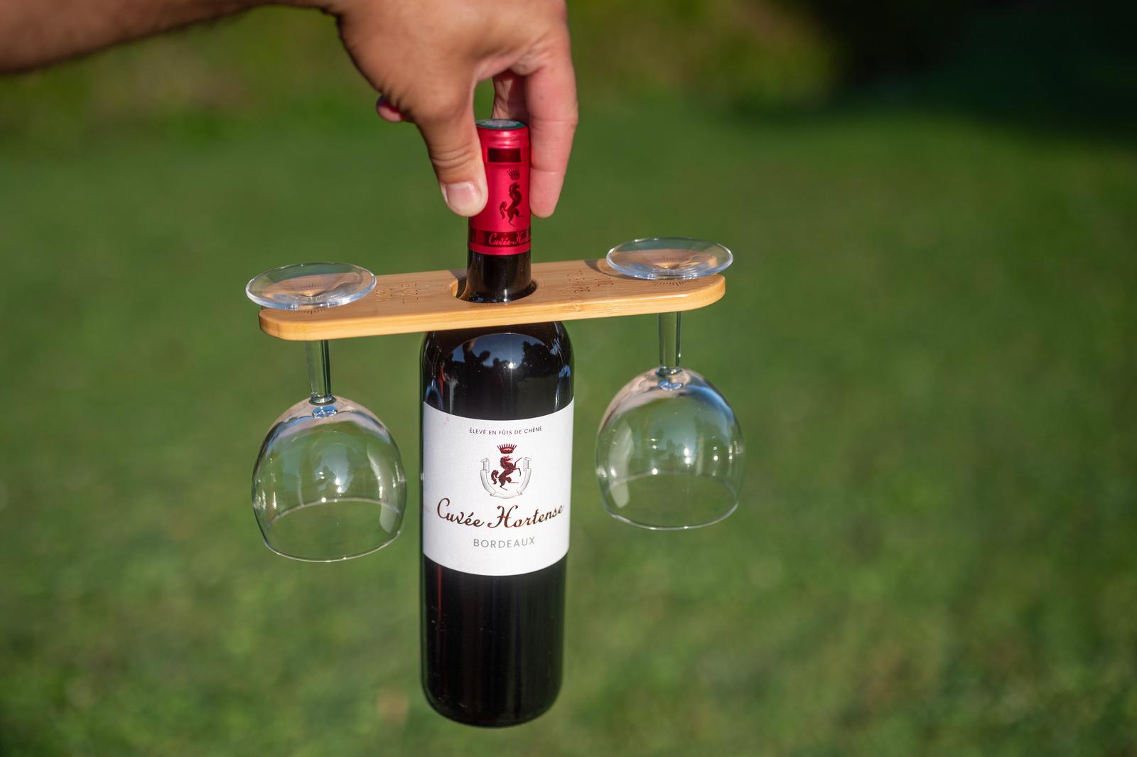 Sailly-Flibeaucourt : la Cour d'Hortense, bouteille de vin et verres
