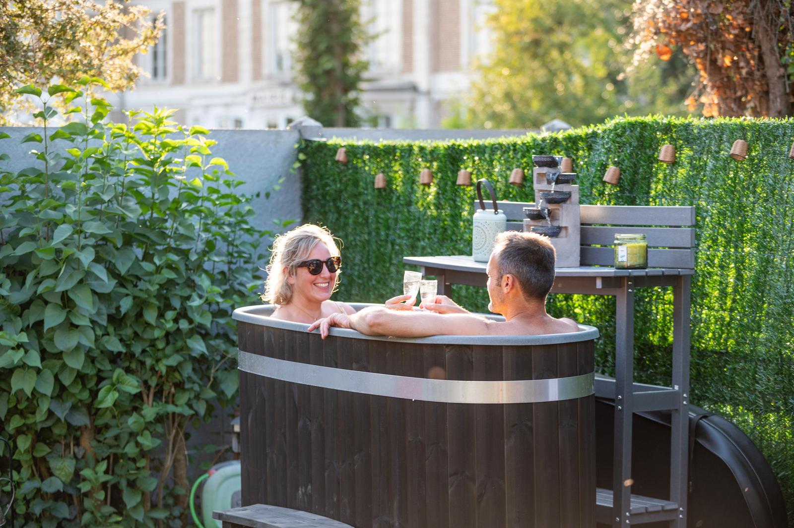 Sailly-Flibeaucourt : la Cour d'Hortense, couple dans le spa du jardin 02