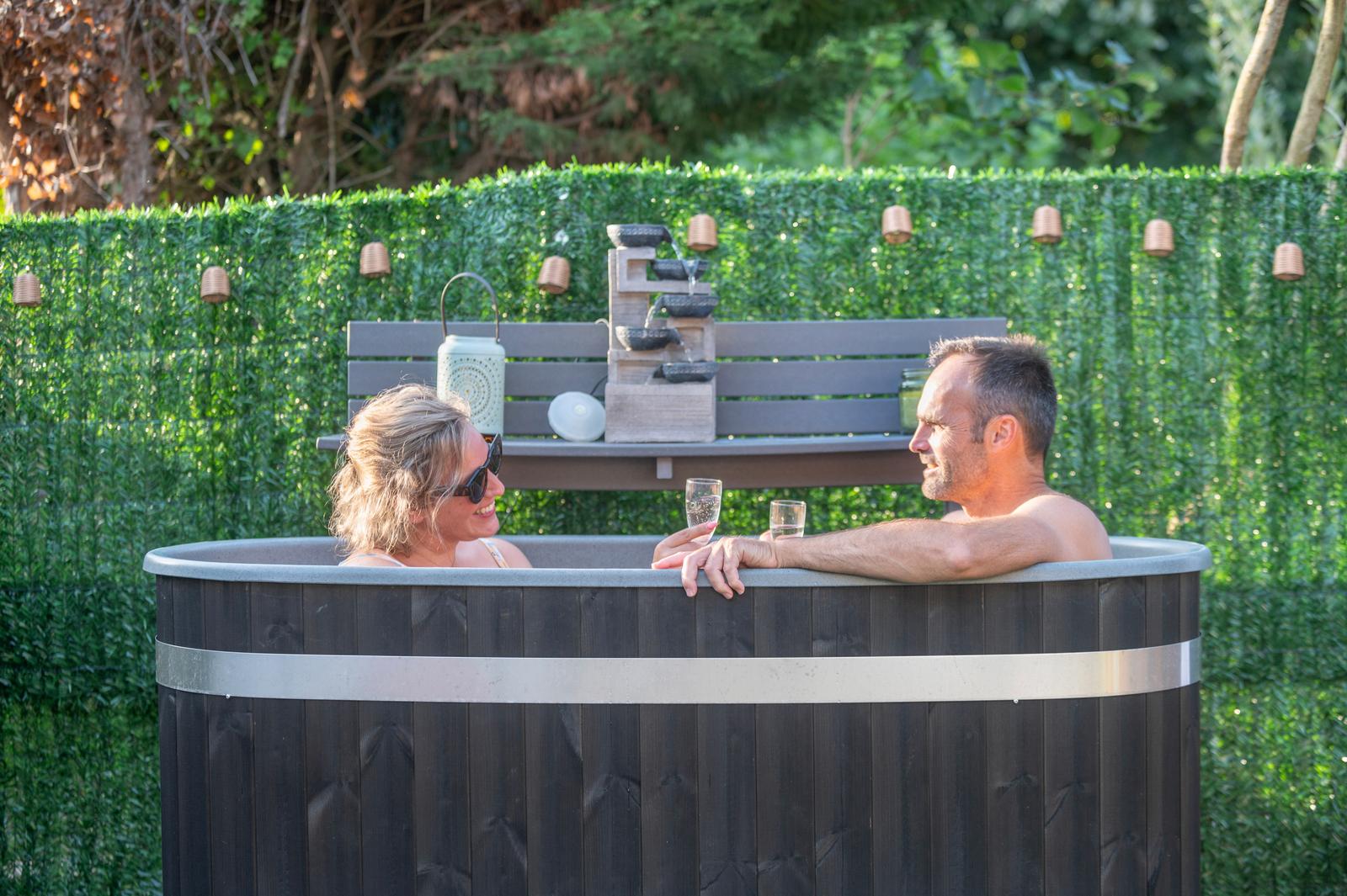 Sailly-Flibeaucourt : la Cour d'Hortense, couple dans le spa du jardin 05