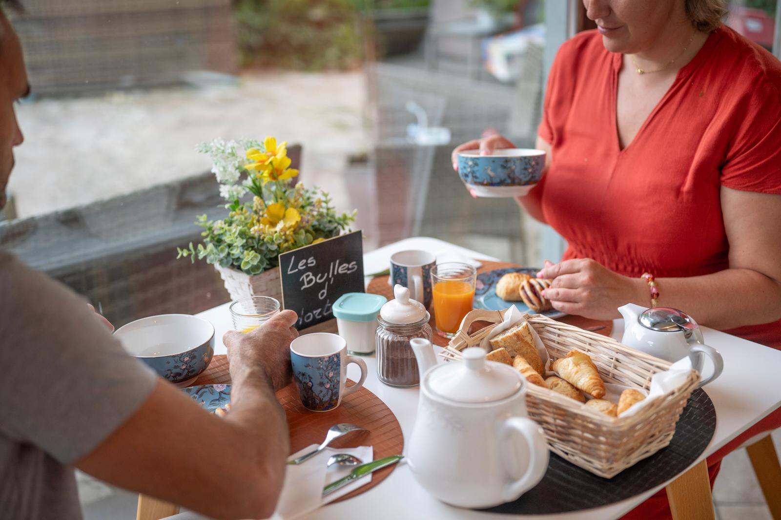 Sailly-Flibeaucourt : la Cour d'Hortense, couple au petit-déjeuner 01