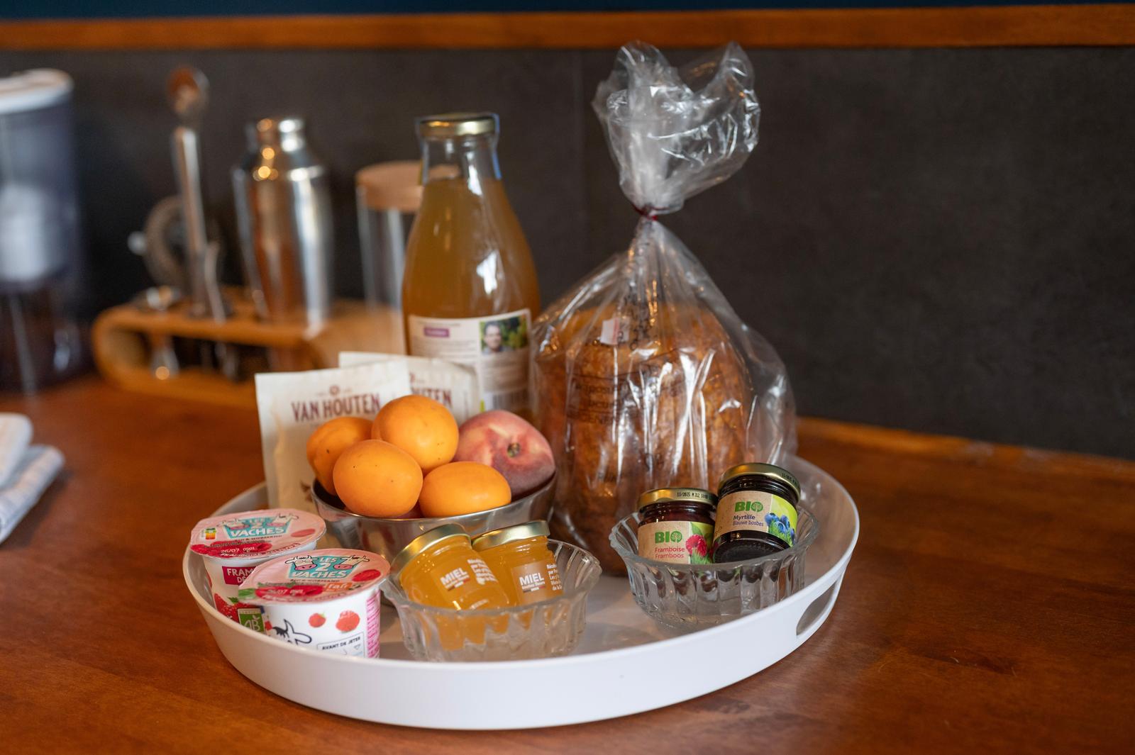 Arrest : Yanna Lodge, plateau de petit-déjeuner