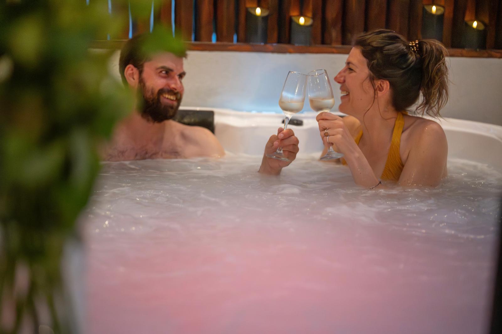 Arrest : Yanna Lodge, couple dans le jacuzzi 01