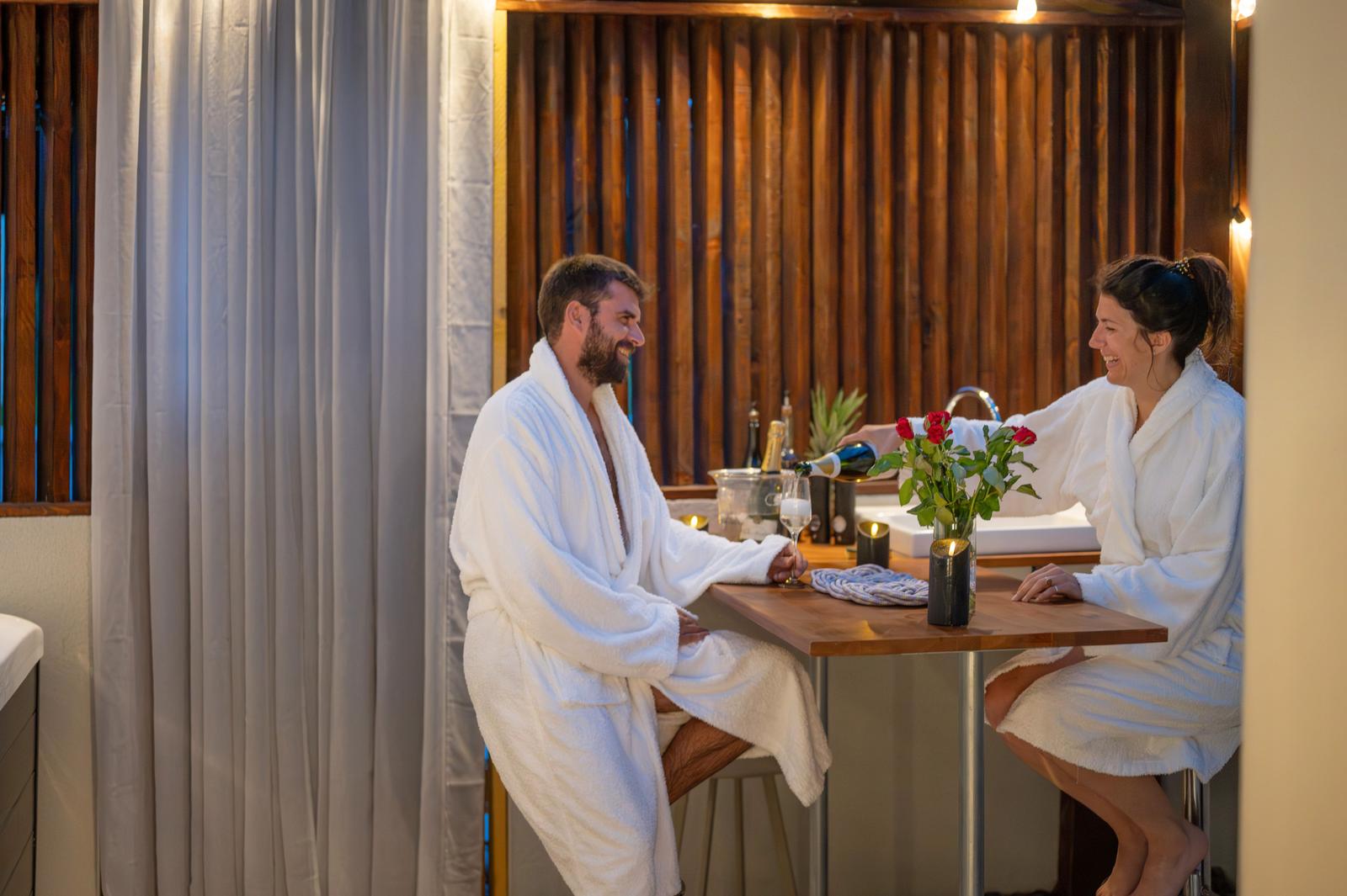 Arrest : Yanna Lodge, couple en peignoir trinquant au champagne 01