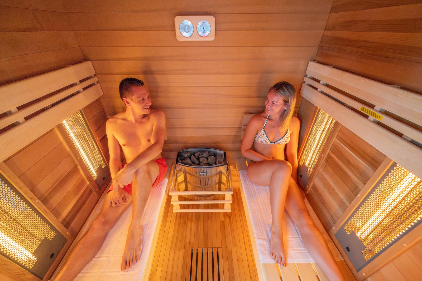 Pouilly-sur-Serre : Au Secret du Bonheur, couple dans le sauna 02