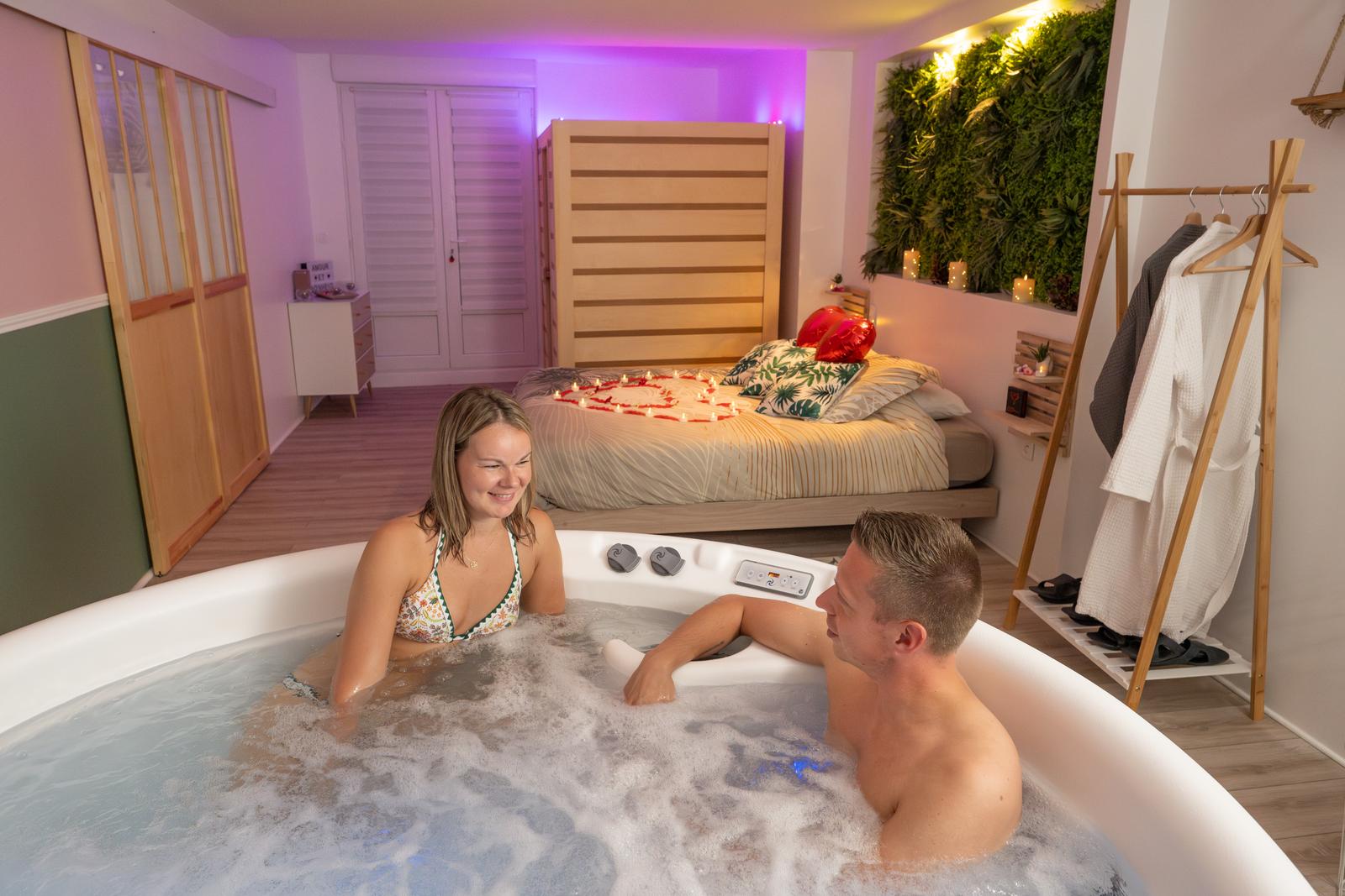 Pouilly-sur-Serre : Au Secret du Bonheur, couple dans le spa 04