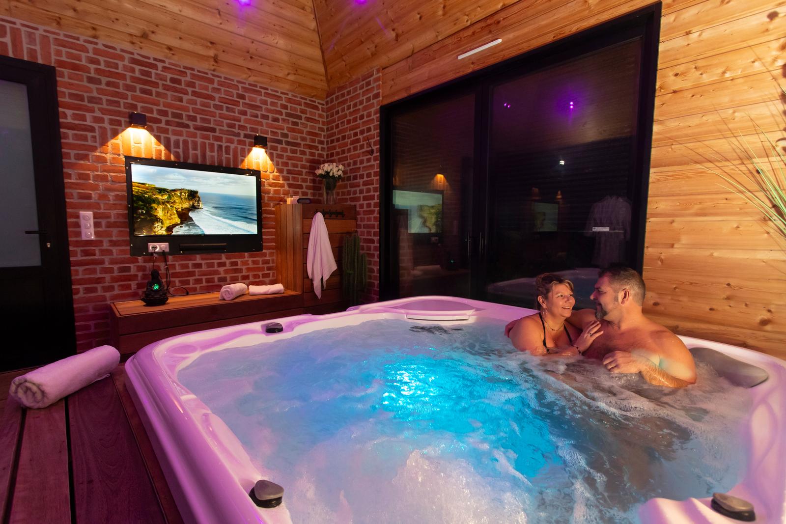 Saint-Aubin : au Cœur du Village, couple dans le spa 01