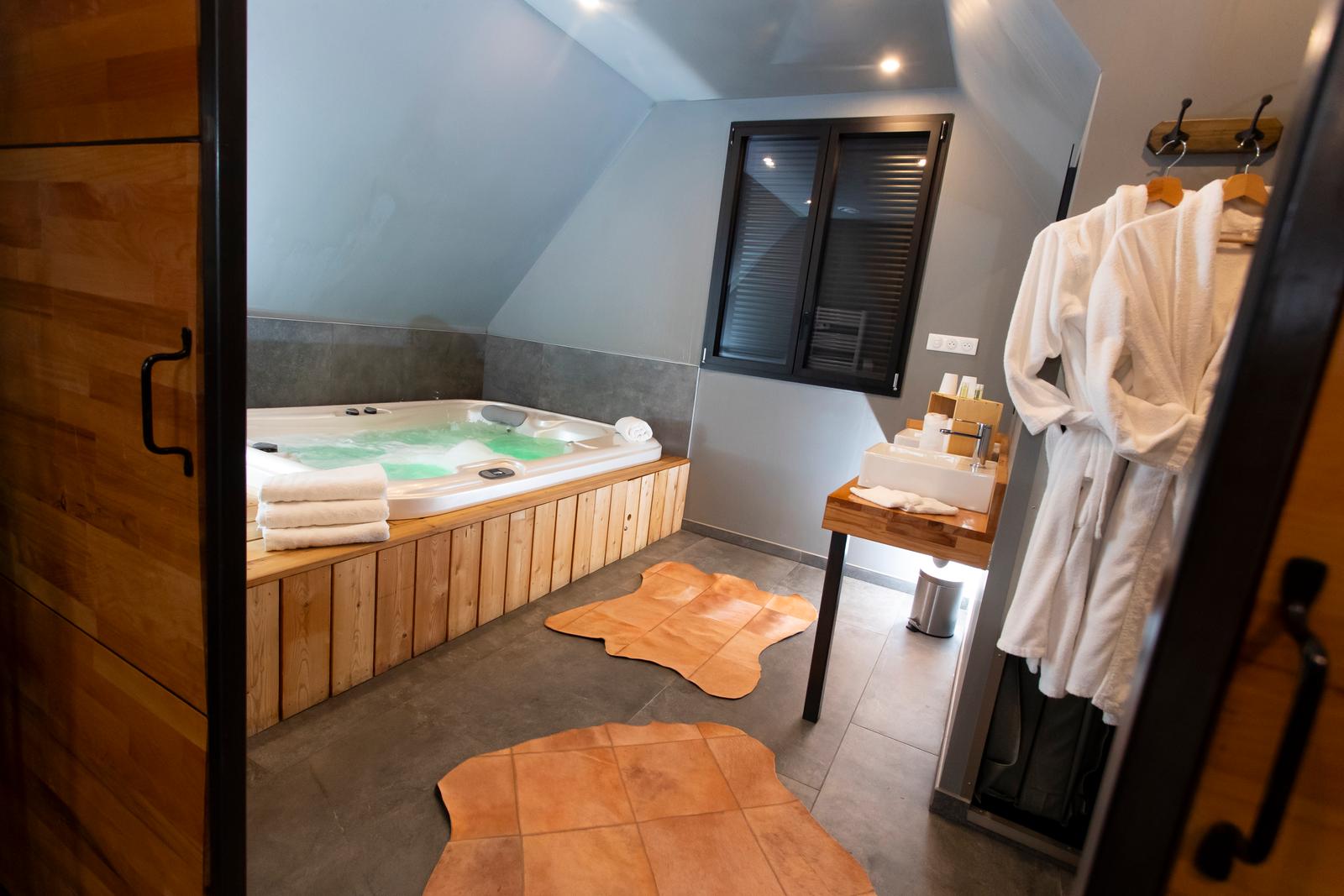 Saint-Aubin : au Cœur du Village, suite Aventure, la salle de bain 01