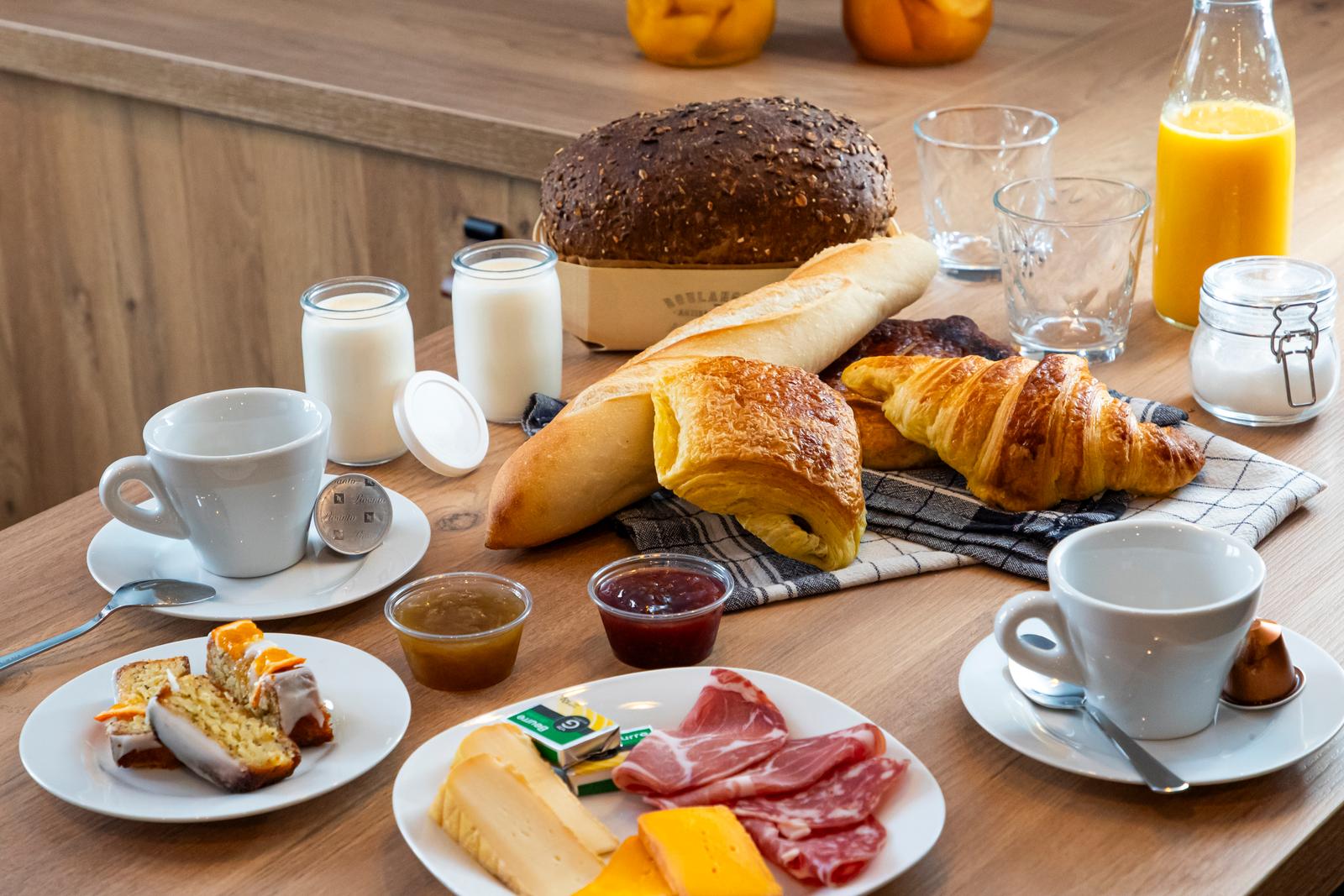 Saint-Aubin : au Cœur du Village, suite Aventure, petit-déjeuner continental