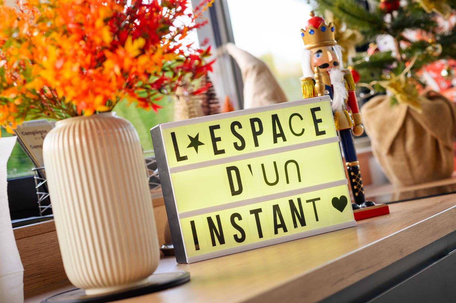 Arsy : l'Espace d'un Instant, enseigne à l'accueil