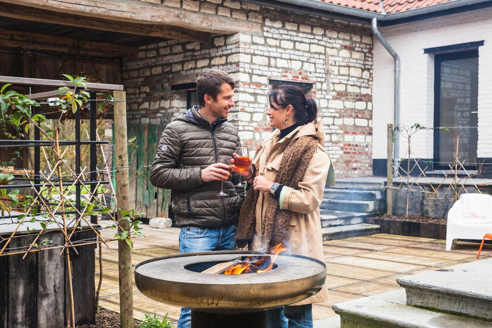 Sainghin-en-Mélantois : Ferme 1802, couple prenant l'apéro à côté du brasero
