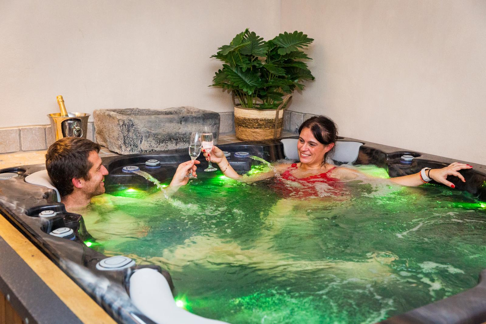 Sainghin-en-Mélantois : Ferme 1802, le spa Ecurie, couple dans le spa 02