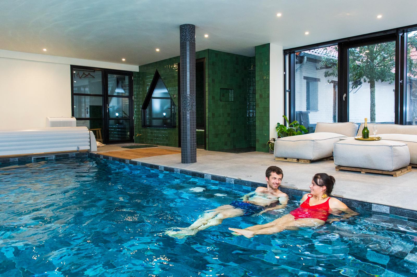 Sainghin-en-Mélantois : Ferme 1802, couple dans la piscine