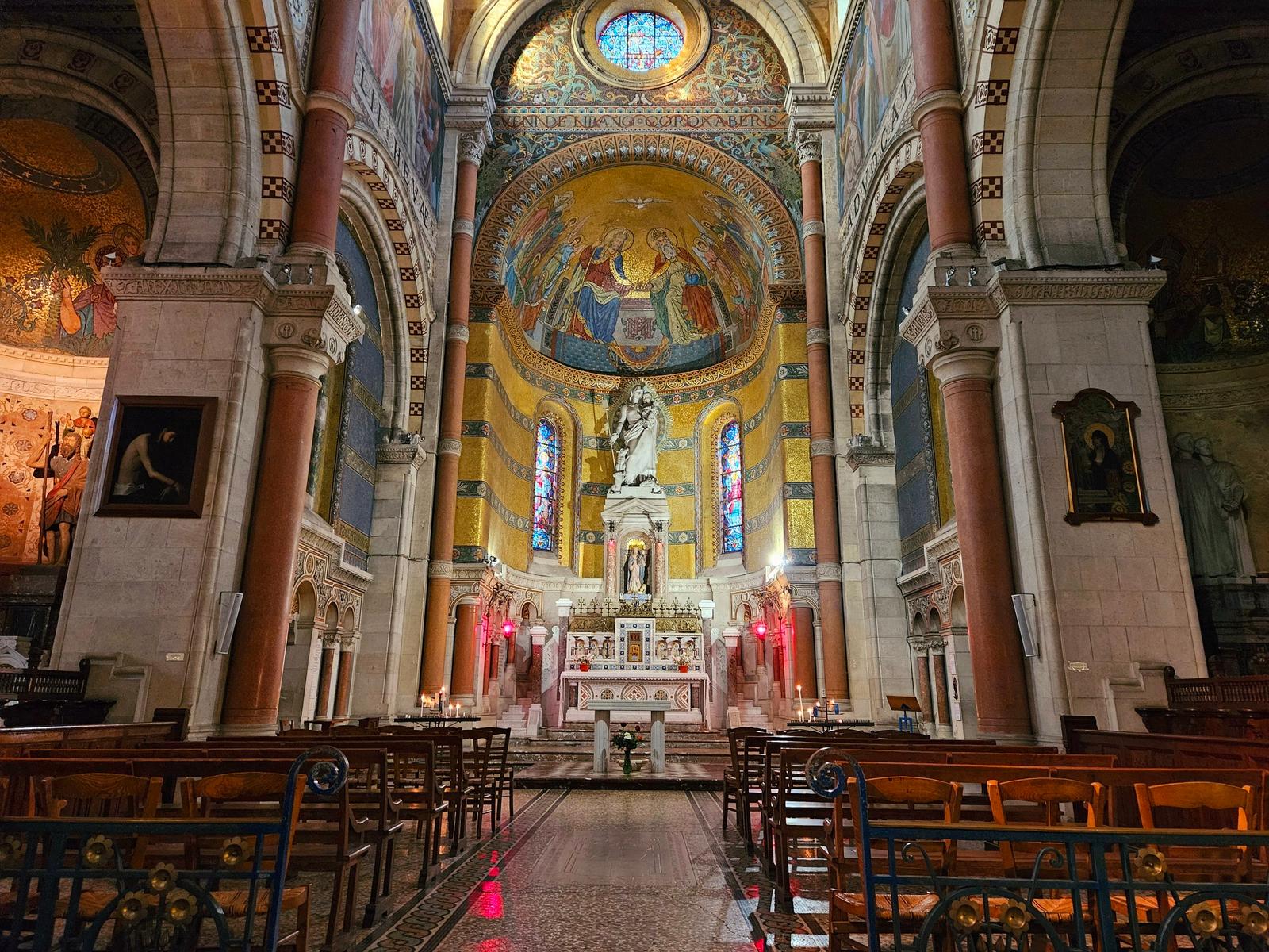 Albert : basilique Notre-Dame de Brebières 01