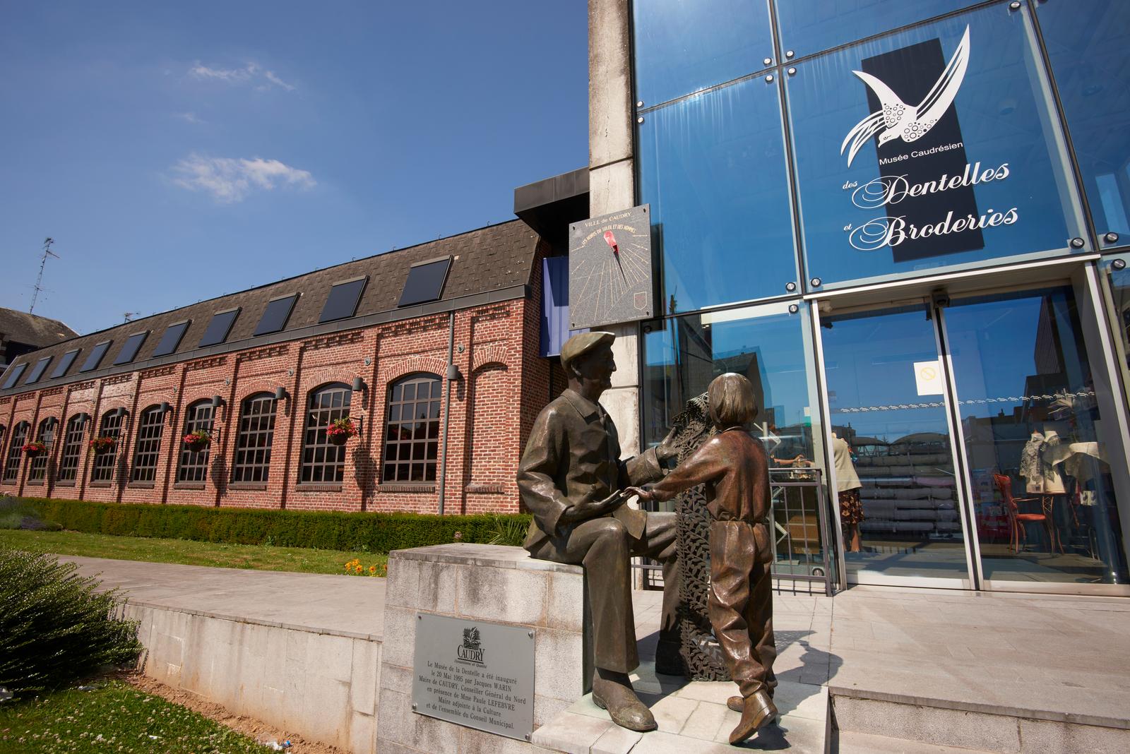 Caudry : musée des dentelles et broderies, sculpture devant le musée
