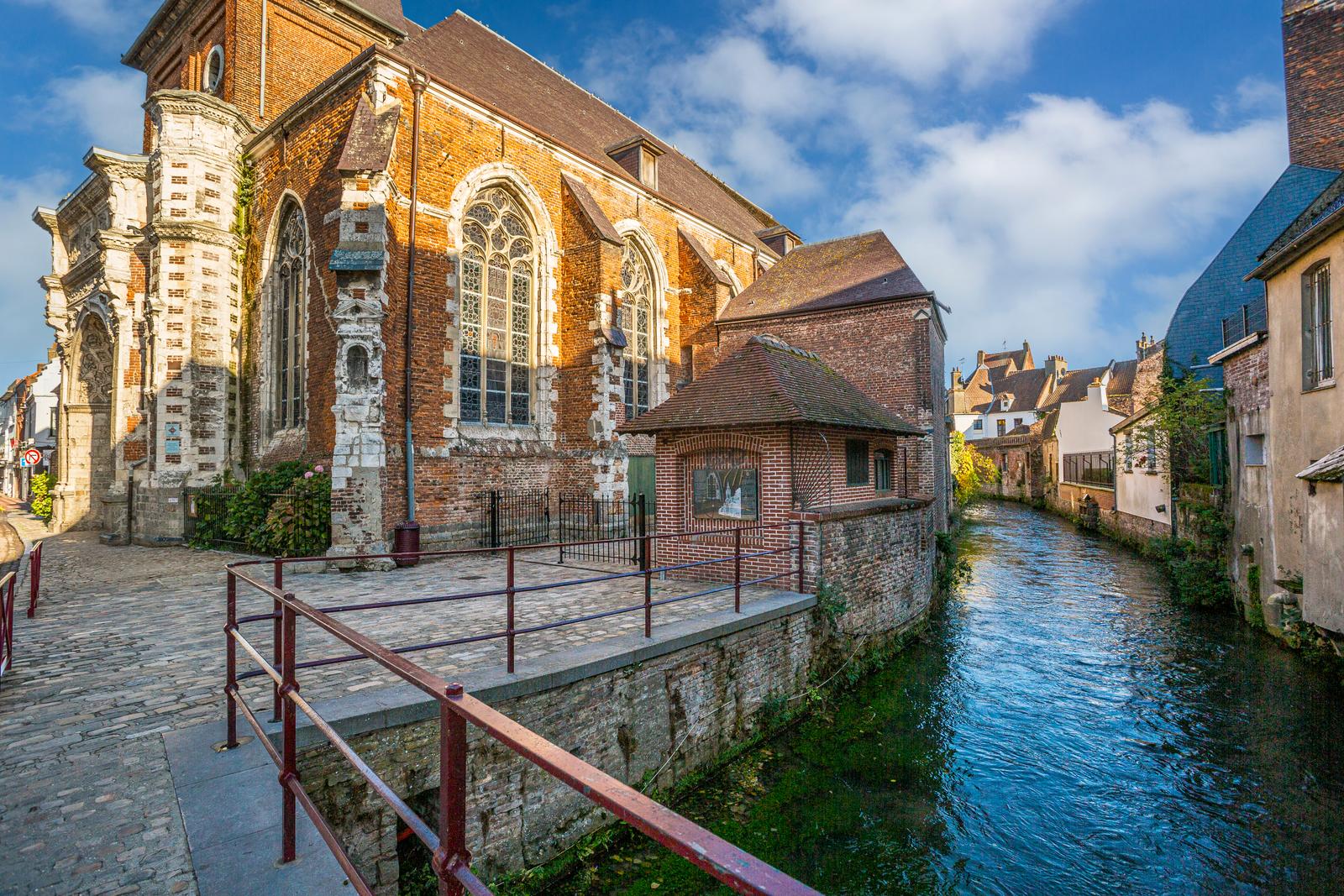 Hesdin-la-Forêt : rivière près de l'église