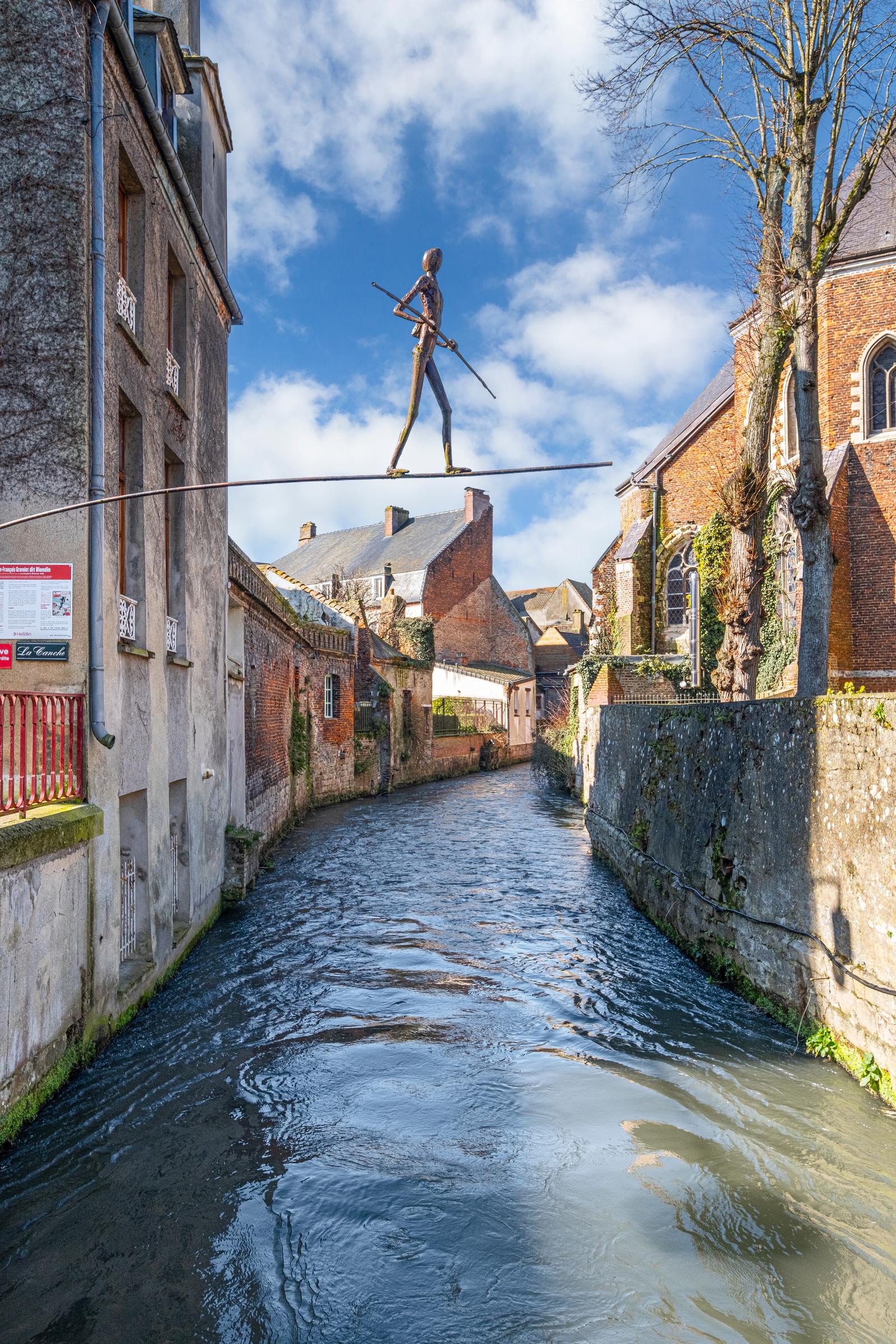 Hesdin-la-Forêt : le funambule Blondin passant au-dessus de la rivière 02