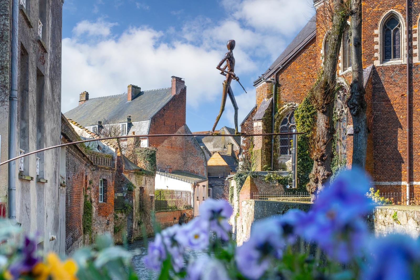 Hesdin-la-Forêt : le funambule Blondin passant au-dessus de la rivière 04