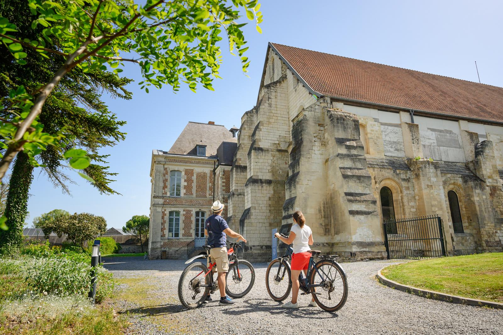 Les Rues-des-Vignes : couple de cyclistes à l'abbaye de Vaucelles 01