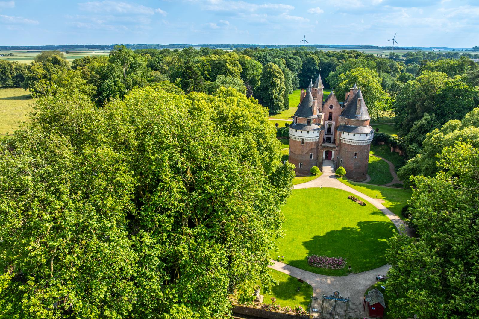 Rambures : vue aérienne du château et du parc