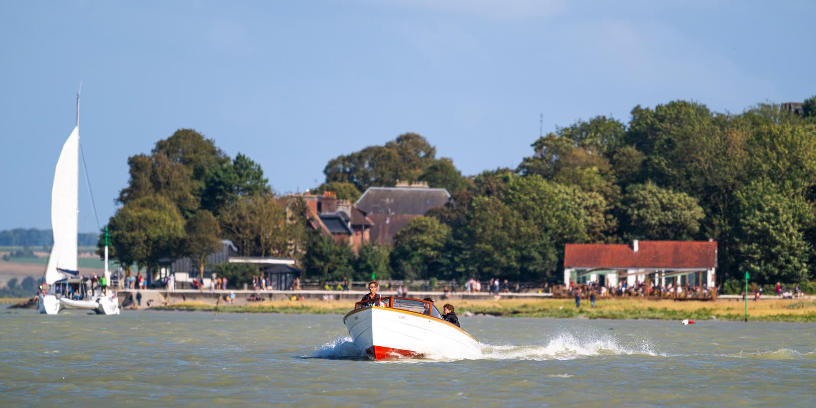 Bateau de plaisance sur la mer au Cap Hornu 03