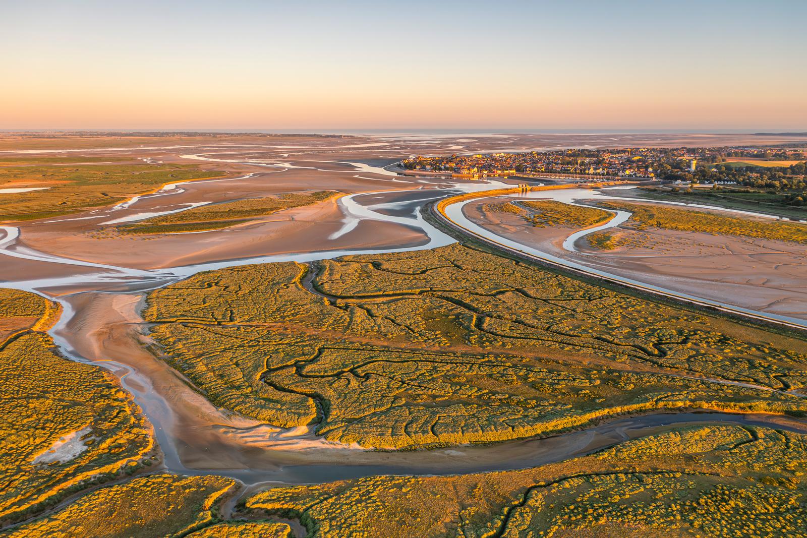 Le Crotoy et la Baie de Somme au soleil couchant : vue aérienne