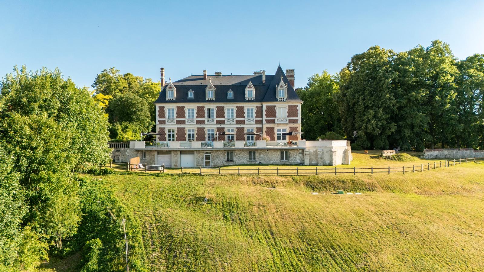 Guny : Château du Mont de Guny 32