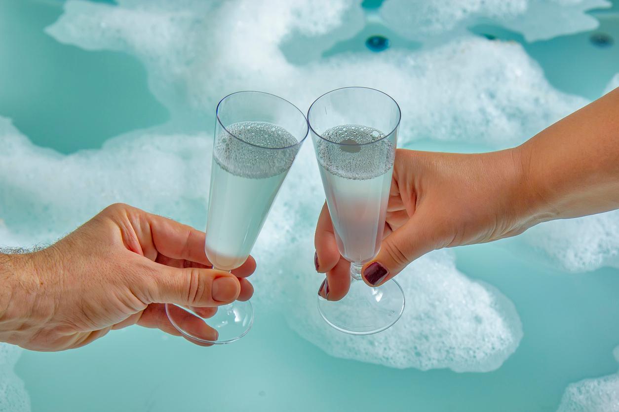 Couple trinquant dans un spa _ iStock-1312439572