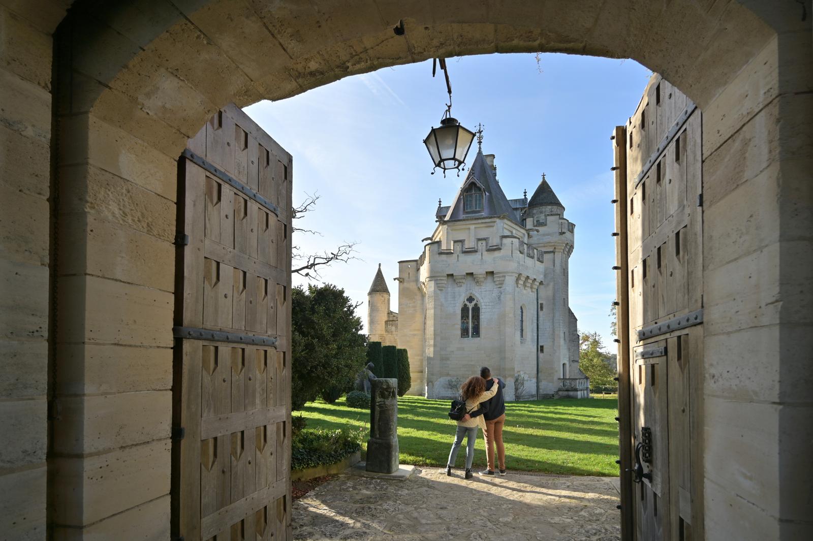 Vez : couple en visite au donjon 03