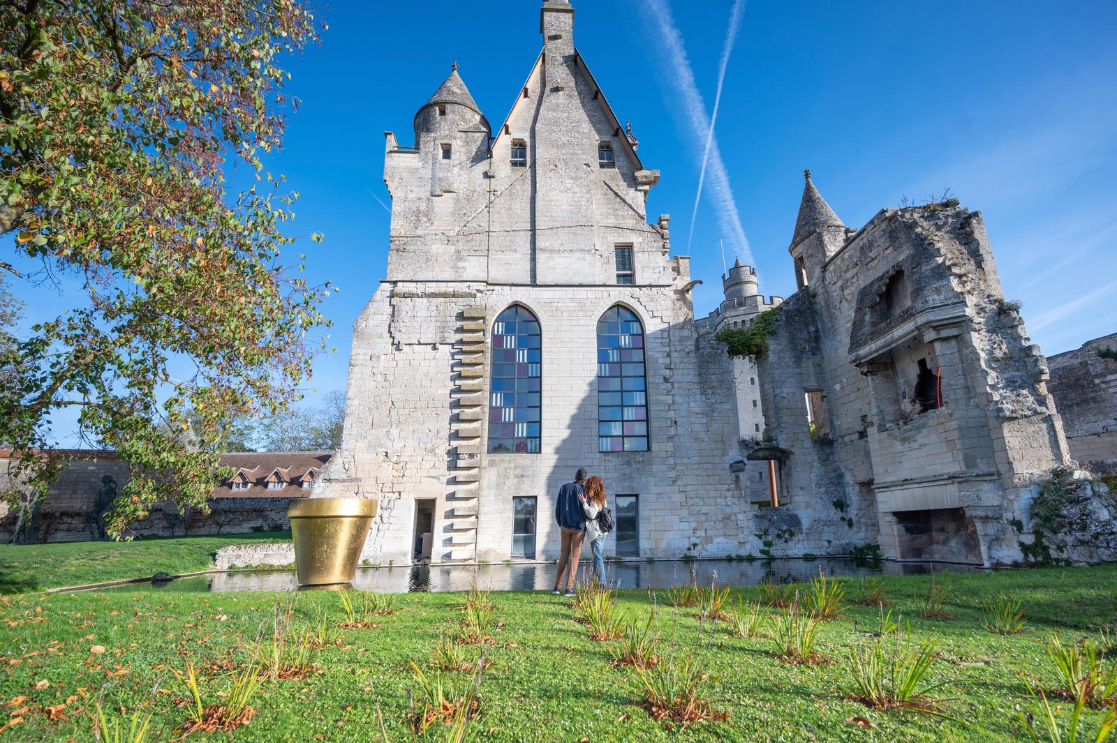 Vez : couple en visite au donjon 06