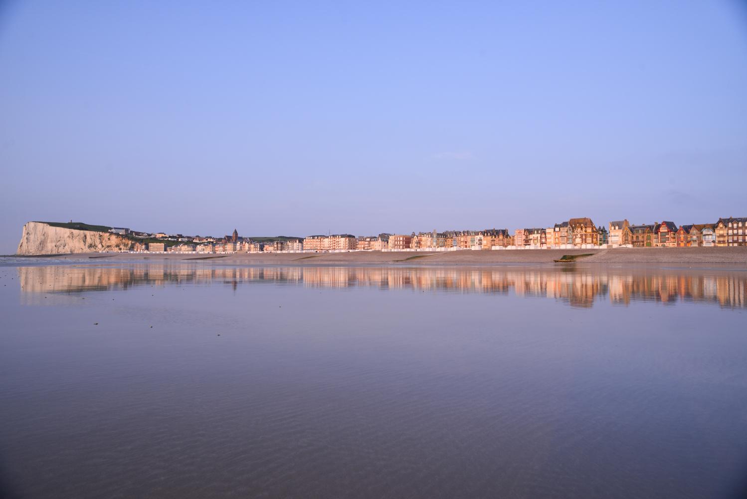 Mers-les-Bains : façades de maisons se reflétant dans la mer 