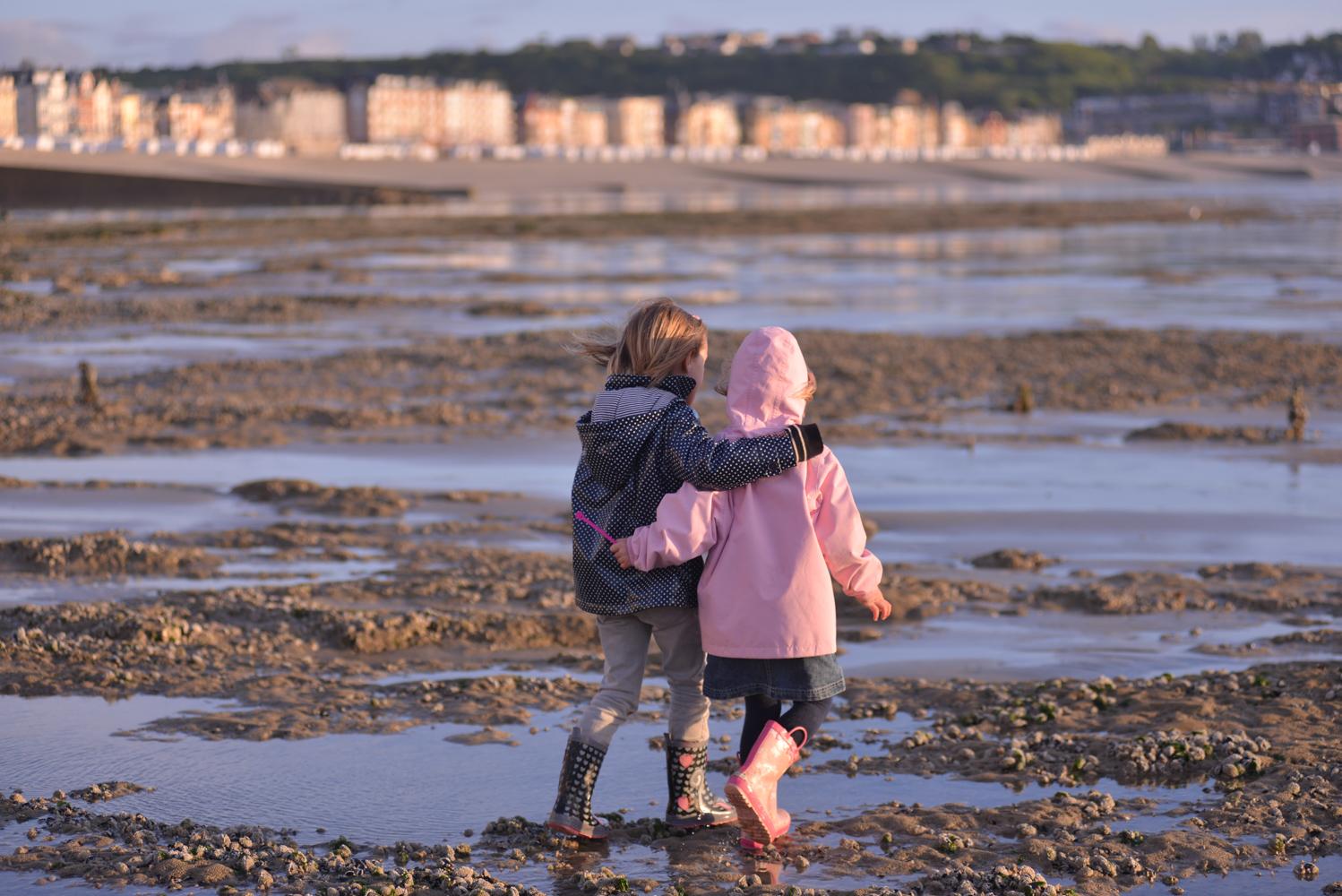 Mers-les-Bains : enfants en ciré sur la plage