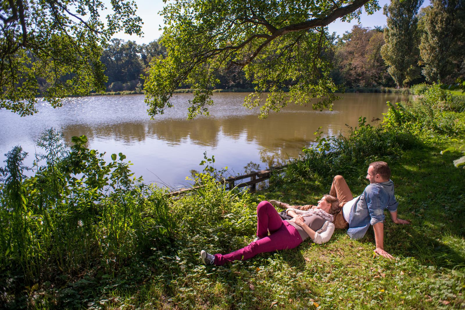 Compiègne : couple dans l'herbe au bord de l'eau en forêt