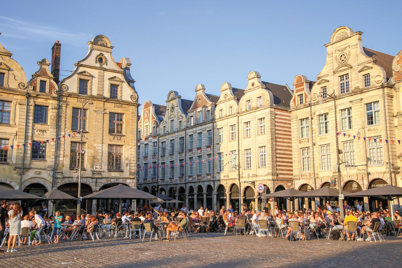Terrasses et façades des Places d'Arras