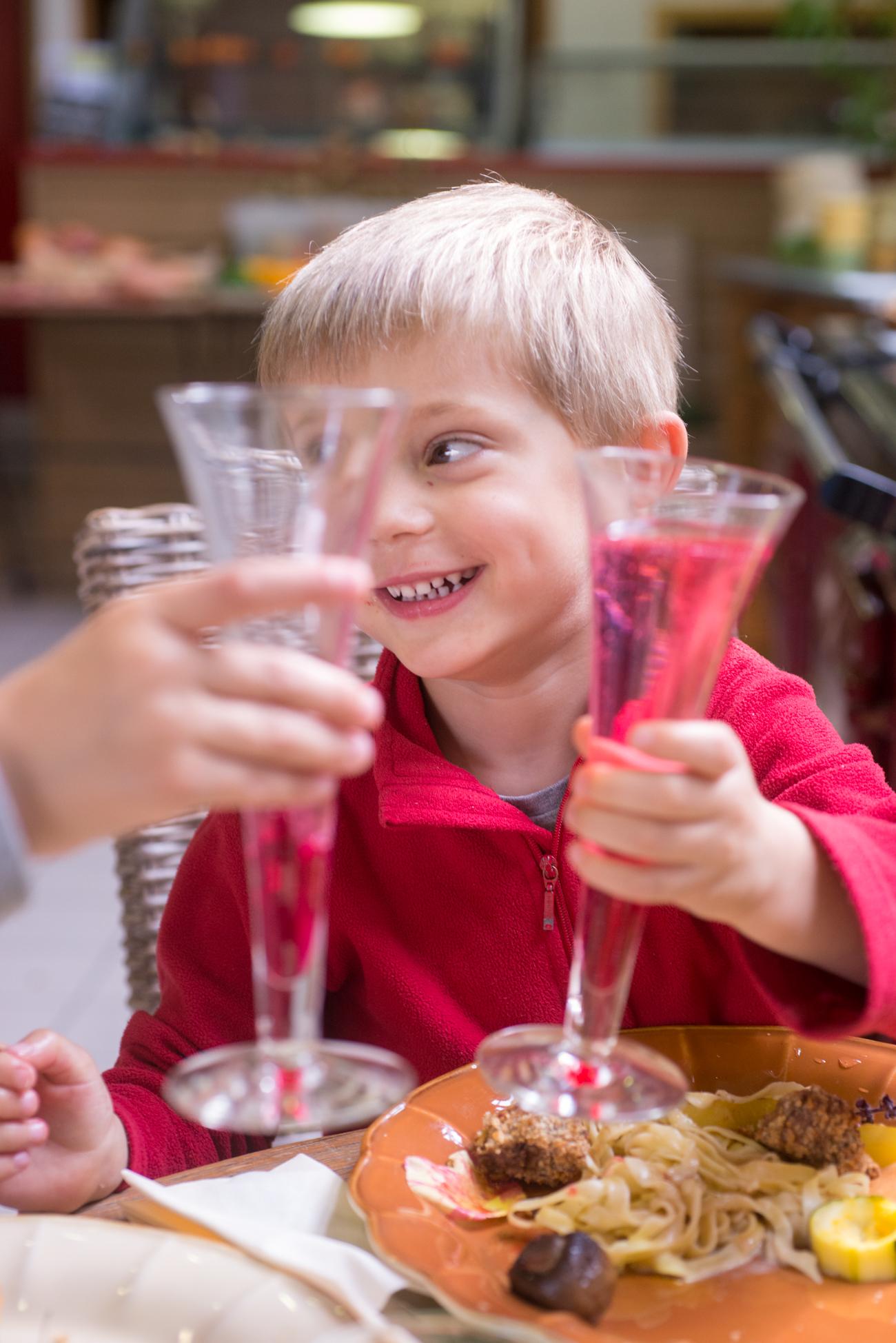 Argoules : enfant au restaurant des jardins de l'abbaye