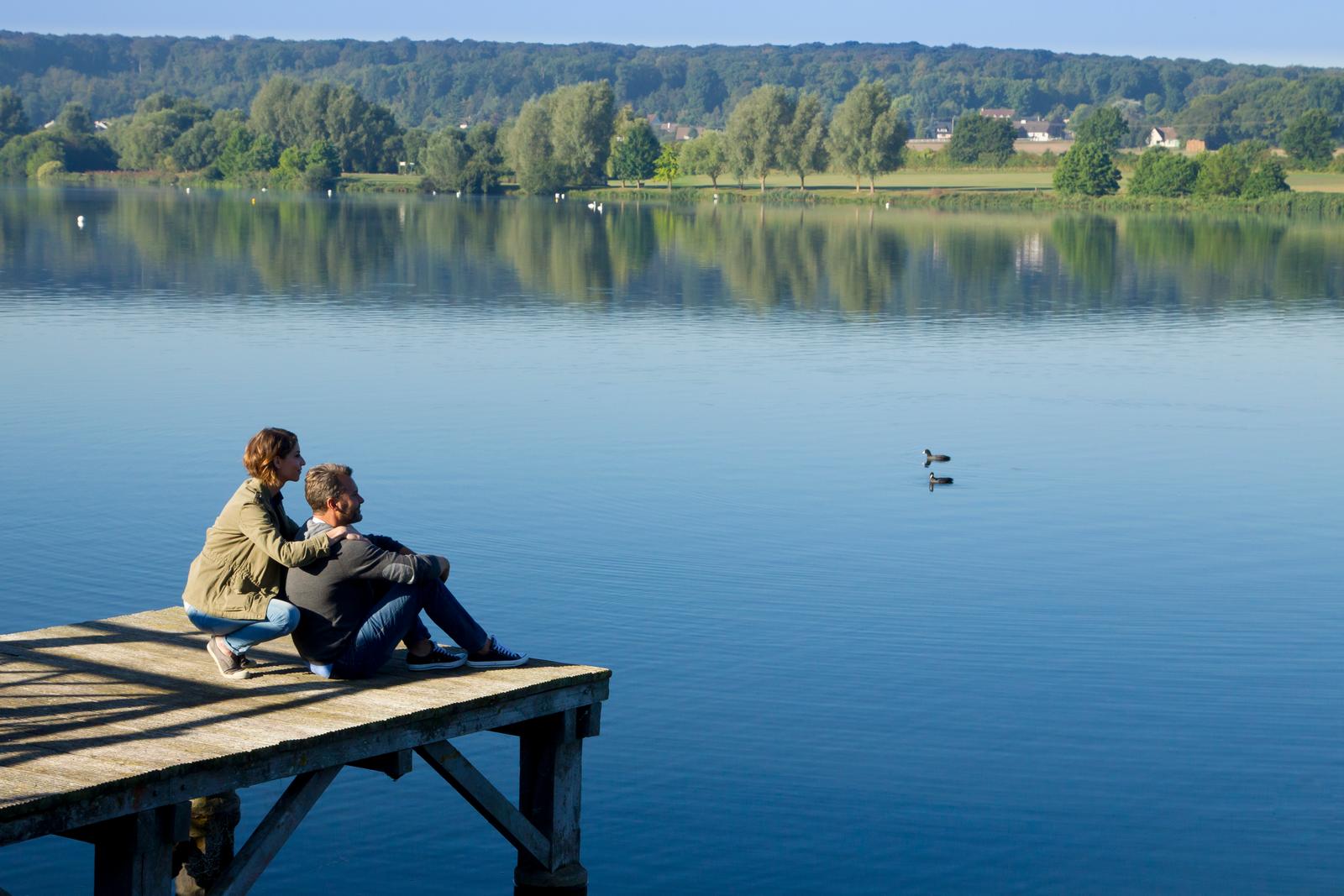 Beauvais : couple sur un ponton au plan d'eau du Canada