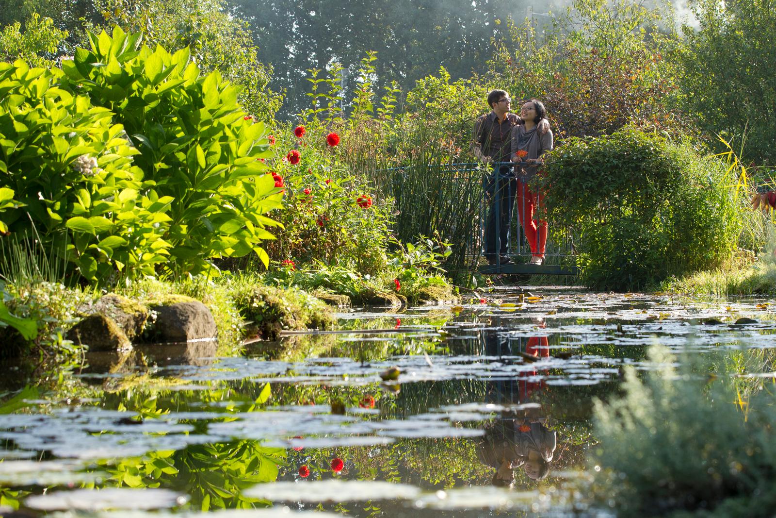 Saint-Paul : couple dans le jardin du peintre André Van Beek 02