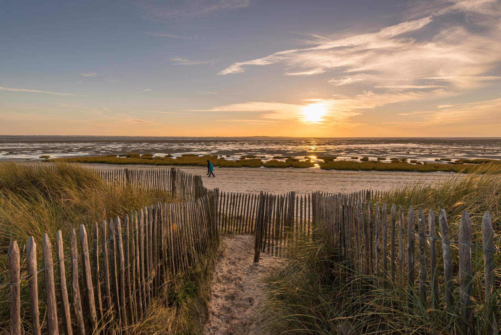 Le Crotoy : marcheurs sur la plage au coucher du soleil