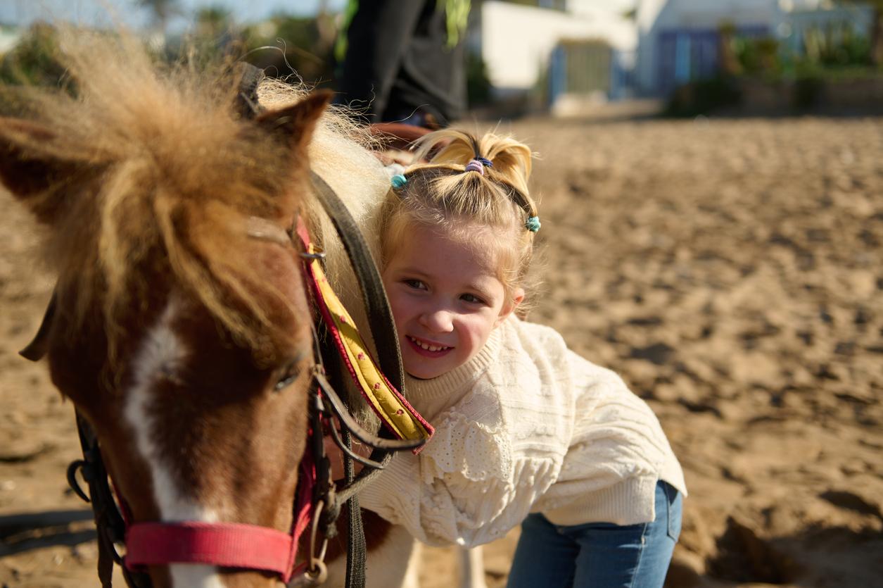 fillette avec poney - istock2022715581