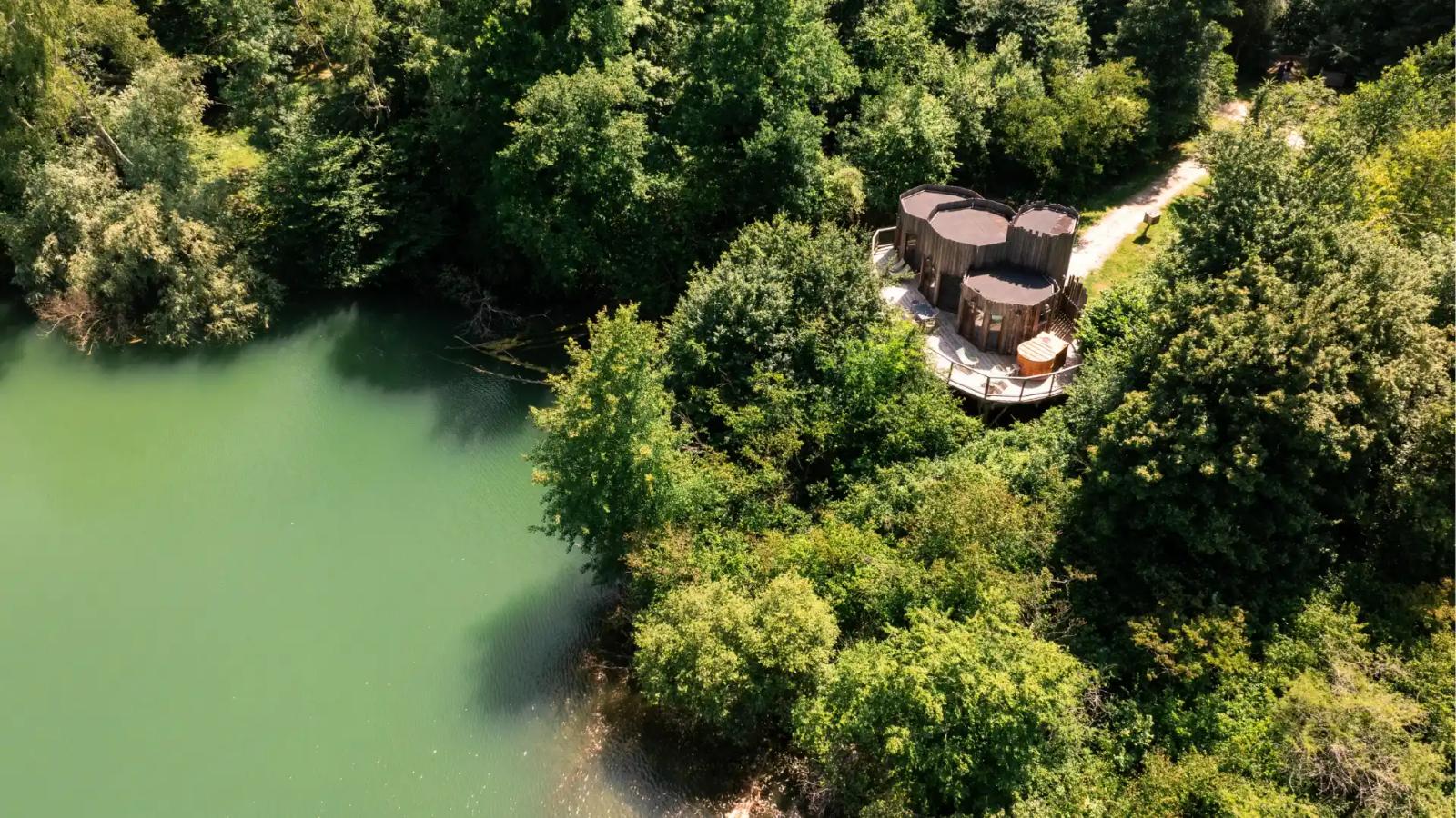 Saint-Léger-aux-Bois : Cabanes de la réserve - Clair de lune 02