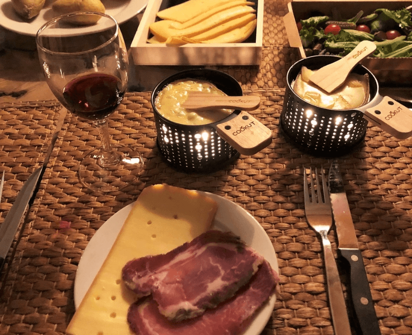 Saint-Léger-aux-Bois : Plateau raclette des Cabanes de la réserve