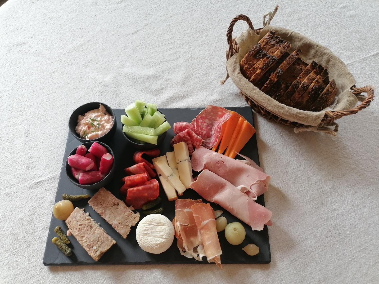 Les Rues-des-Vignes : Chaumière du Tordoir - planche de charcuteries et fromages 01