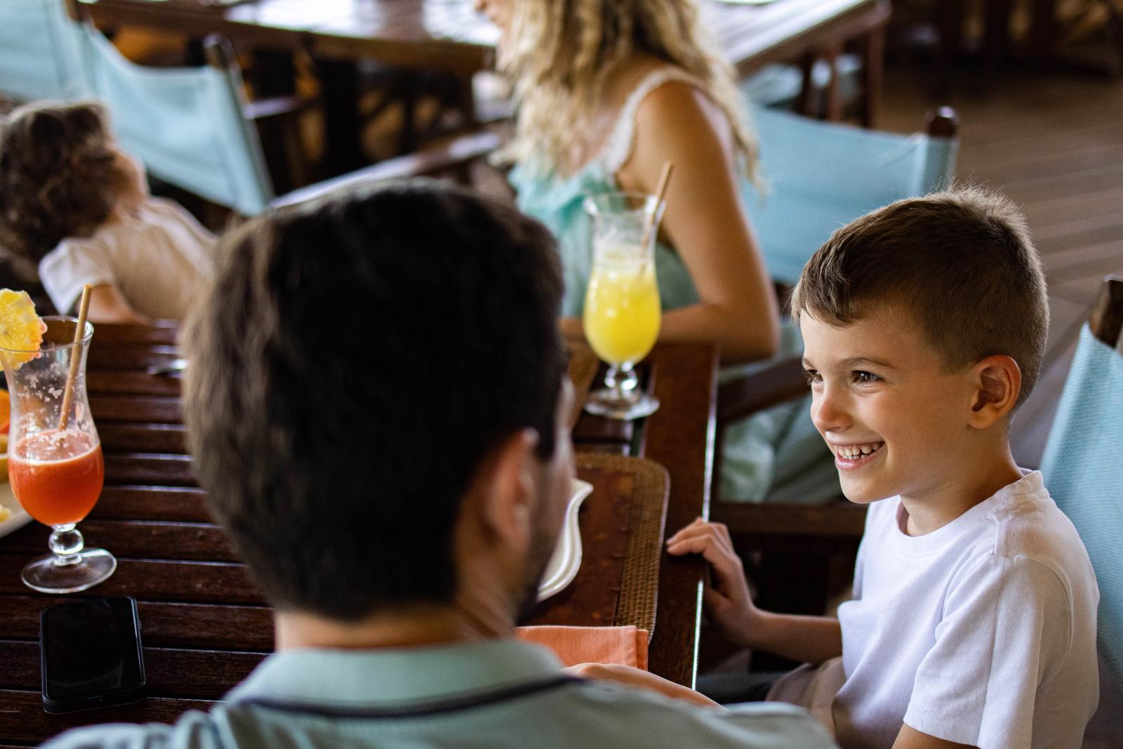 iStock-1477727664 restaurant famille enfants