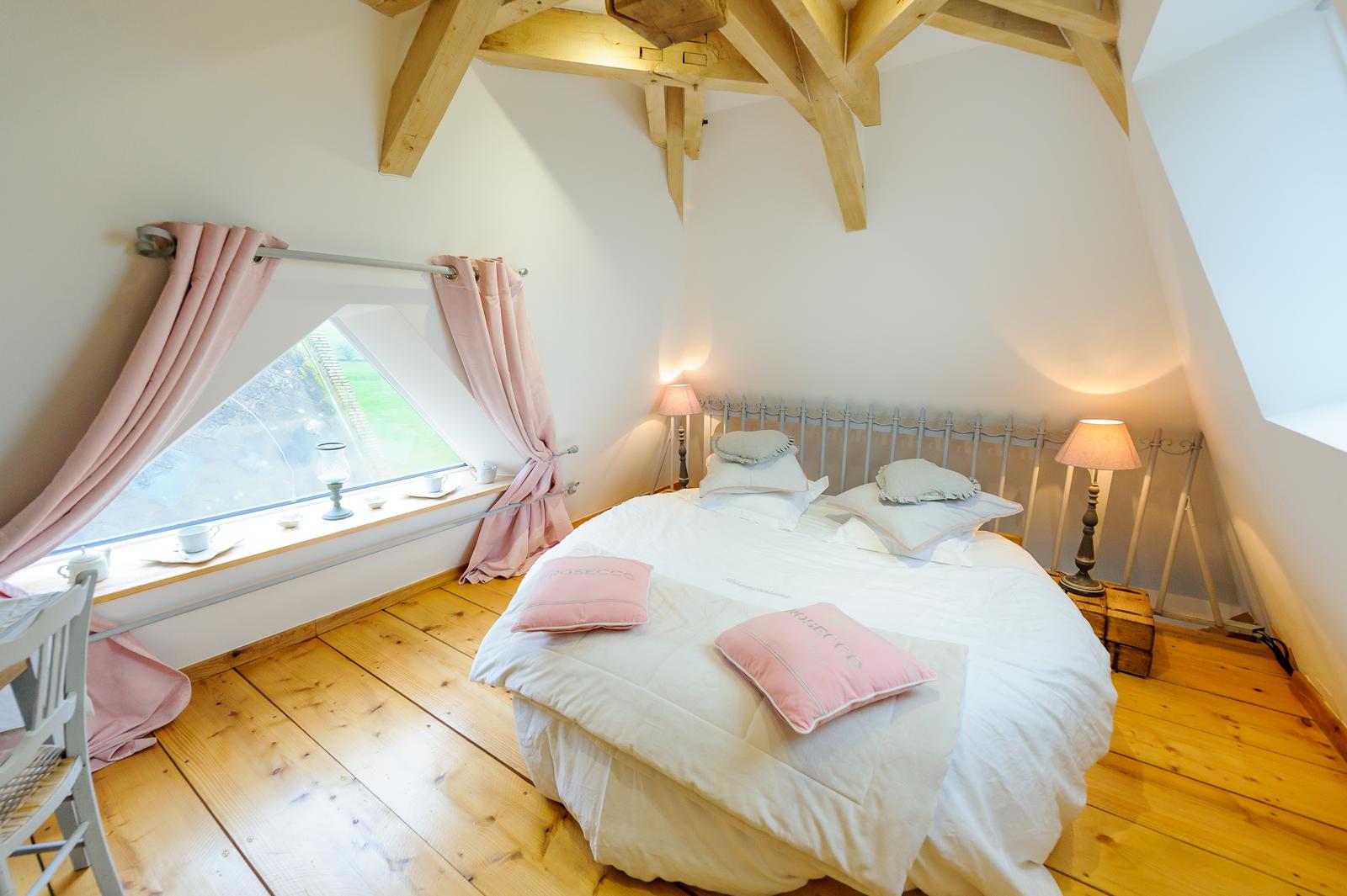 La Neuville-les-Dorengt : la Ferme de Ribeaufontaine - chambre d'hôtes Le Pigeonnier 01