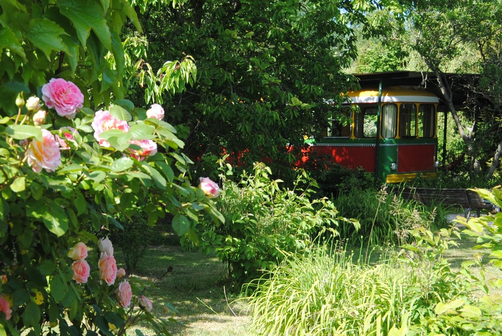 Marchais : Bus au jardin - Le Grand Logis 02